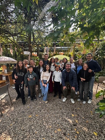 Comunidad de Familia Sin Gluten reunida en un jardín